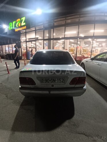 Mercedes E 200-4