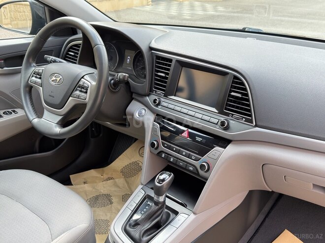 Hyundai Elantra-12