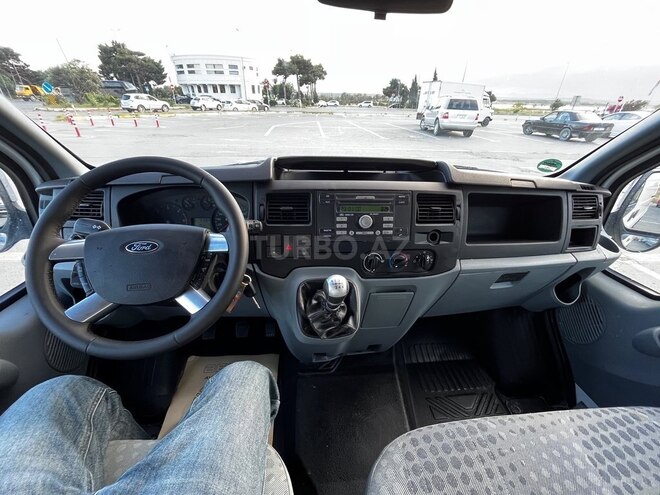 Ford Transit-13