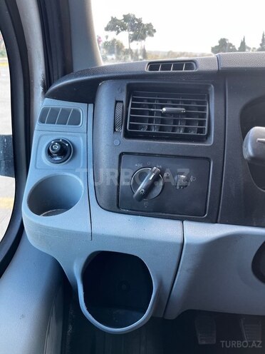 Ford Transit-16