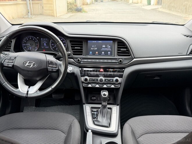 Hyundai Elantra-17