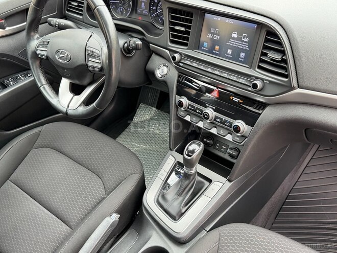 Hyundai Elantra-11