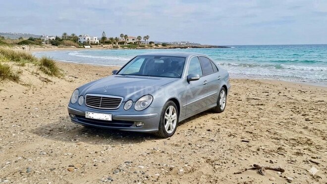 Mercedes E 220-1