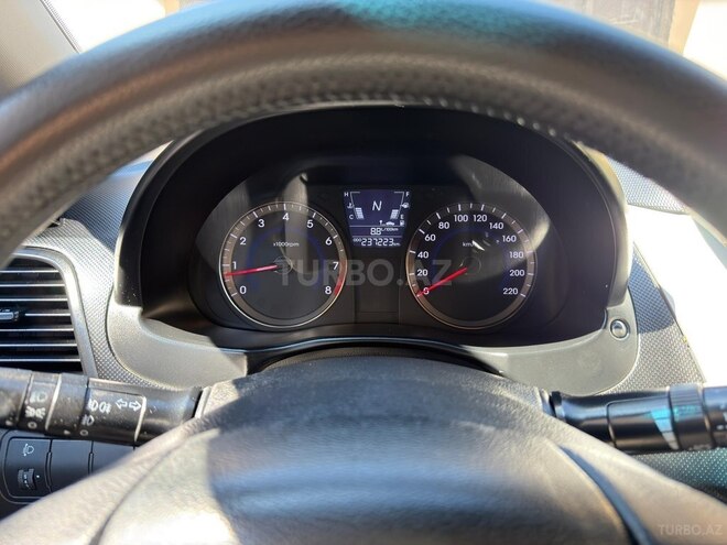 Hyundai Accent-10
