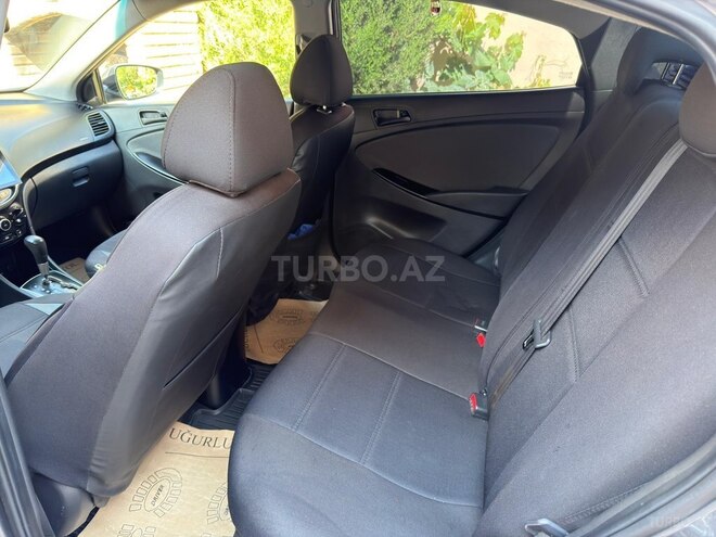 Hyundai Accent-7