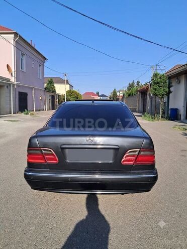 Mercedes E 270-6