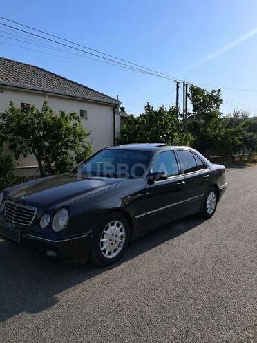 Mercedes E 270-8