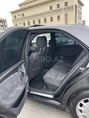 Mercedes E 270-11
