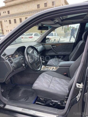 Mercedes E 270-10