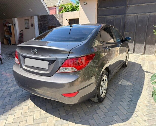 Hyundai Accent-4
