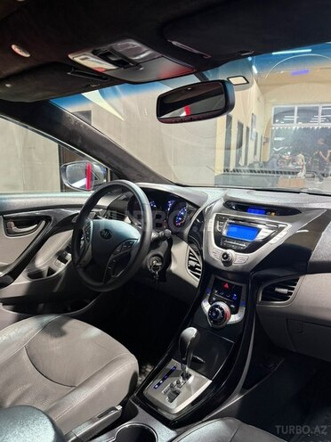Hyundai Elantra-17