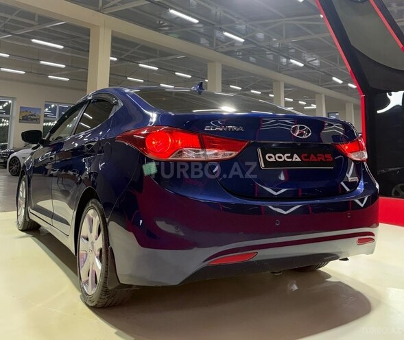 Hyundai Elantra-12