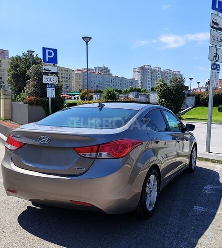 Hyundai Elantra-4