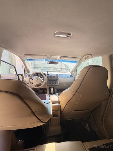 Nissan Tiida-12