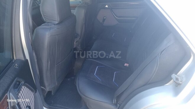Mercedes E 200-11