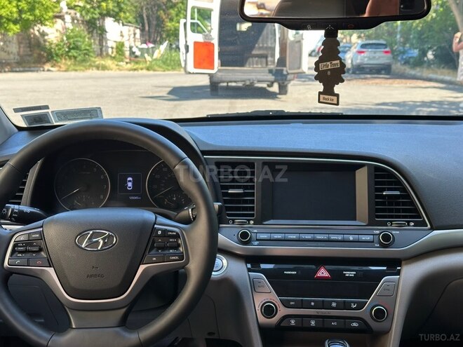 Hyundai Elantra-12