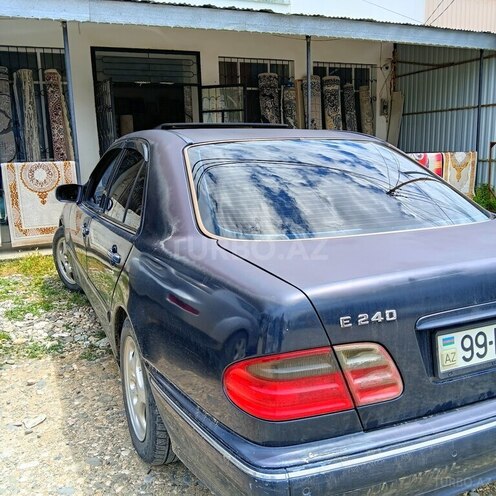 Mercedes E 240-4