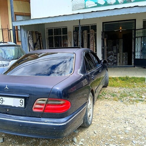 Mercedes E 240-3