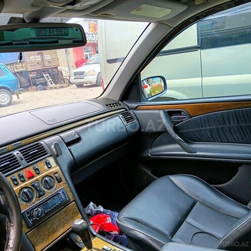 Mercedes E 240-8