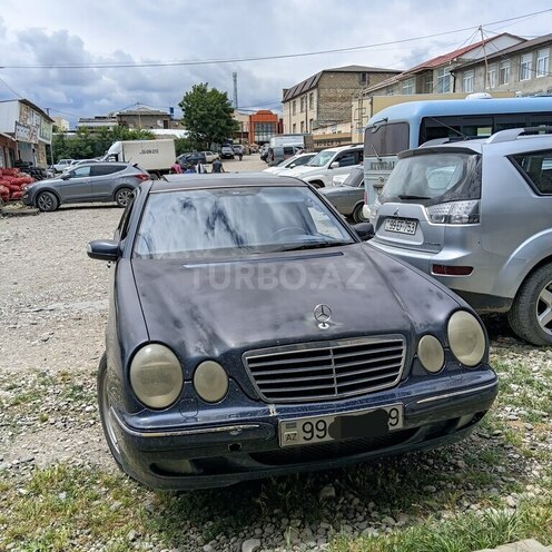Mercedes E 240-1