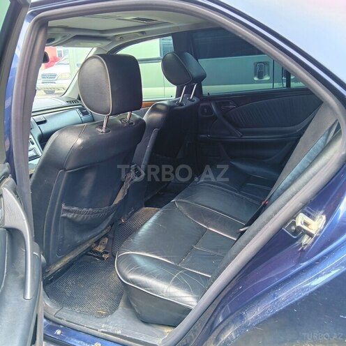 Mercedes E 240-10