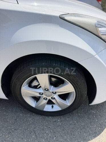 Hyundai Elantra-8
