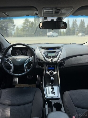 Hyundai Elantra-11
