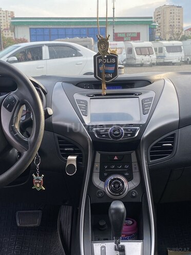 Hyundai Elantra-4