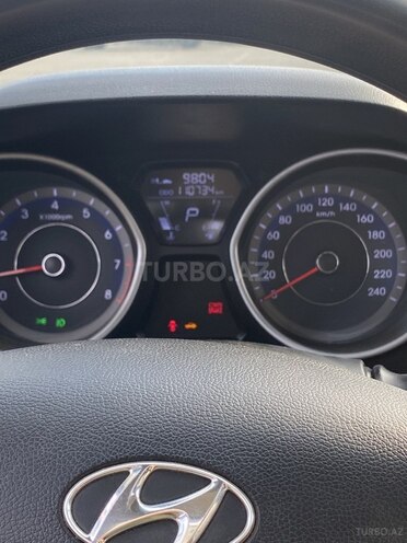 Hyundai Elantra-13