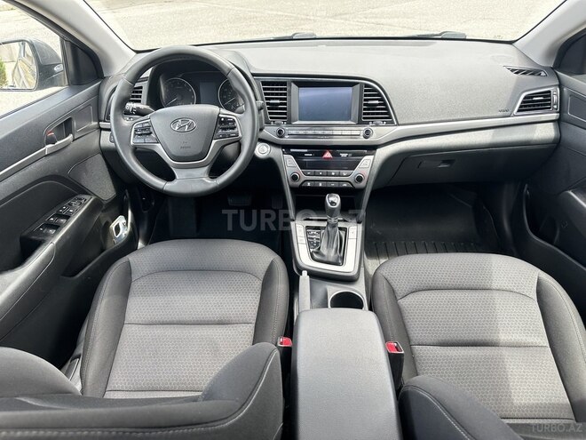 Hyundai Elantra-12