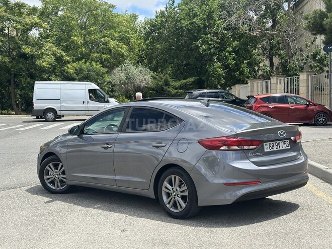 Hyundai Elantra-8
