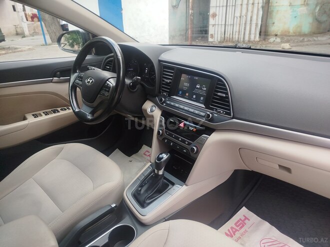 Hyundai Elantra-9
