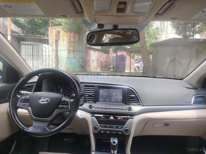 Hyundai Elantra-12