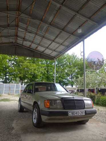 Mercedes 230 E-1
