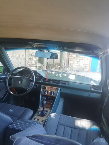 Mercedes 230 E-7