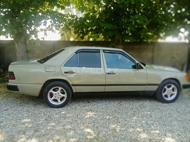 Mercedes 230 E-12