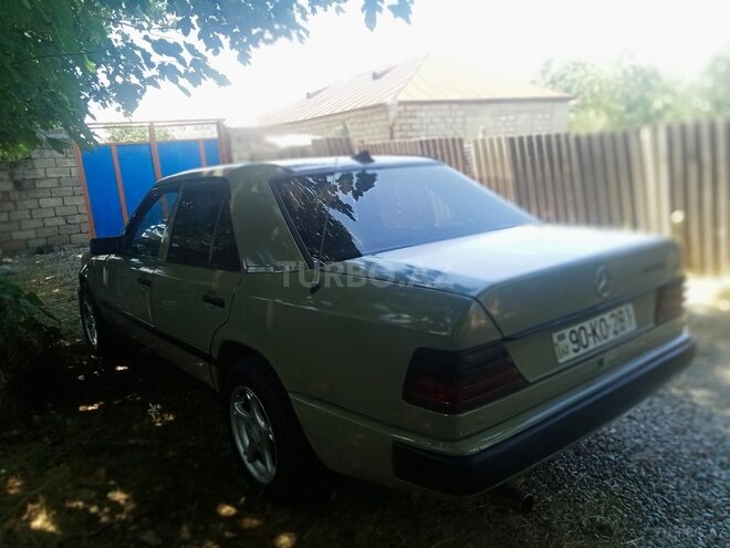 Mercedes 230 E-13