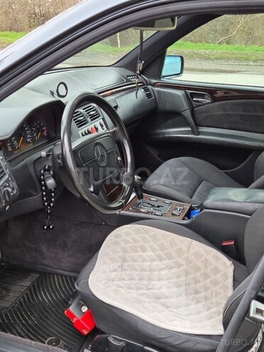 Mercedes E 240-11