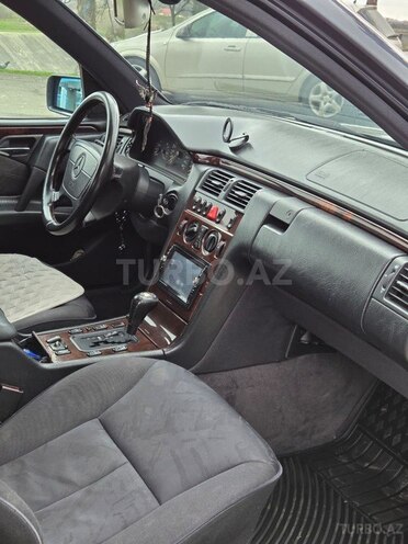 Mercedes E 240-10