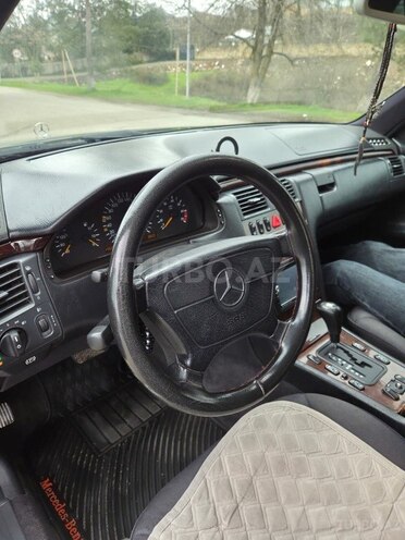 Mercedes E 240-8