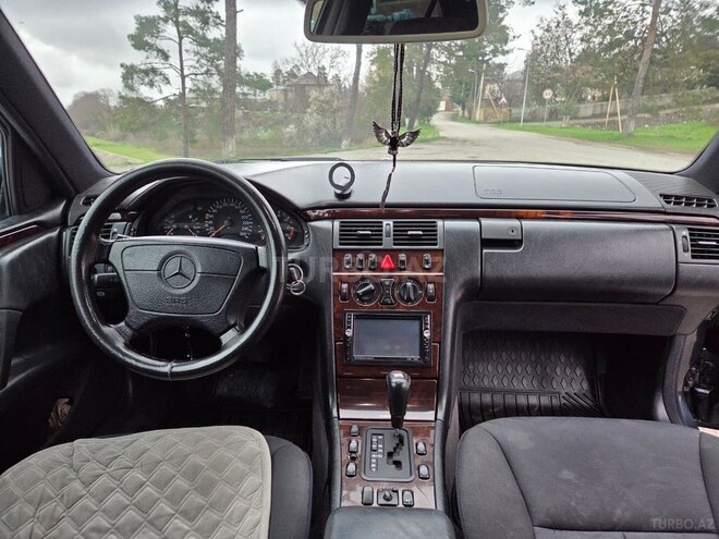 Mercedes E 240-9