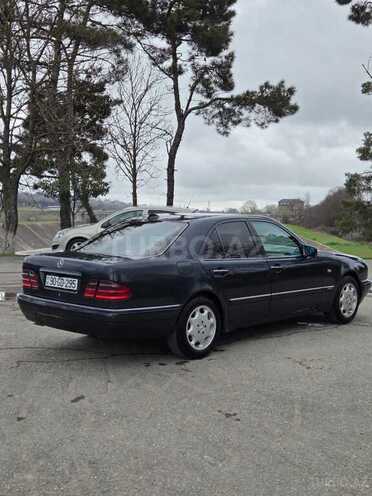 Mercedes E 240-3