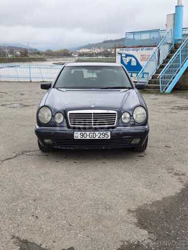 Mercedes E 240-1