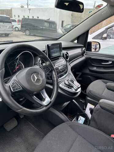 Mercedes V 220-2