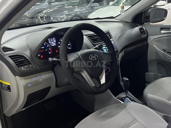 Hyundai Accent-11