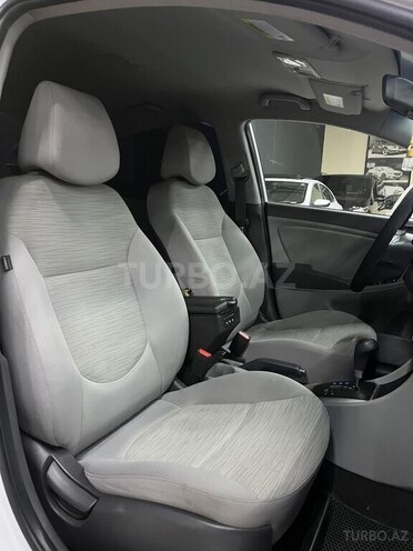 Hyundai Accent-12