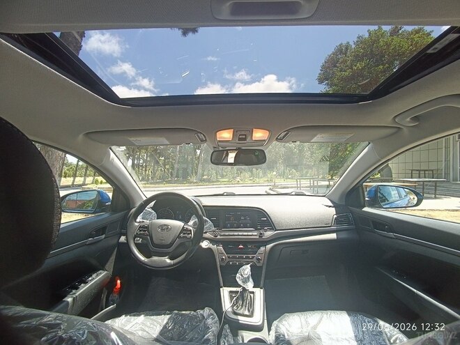Hyundai Elantra-13