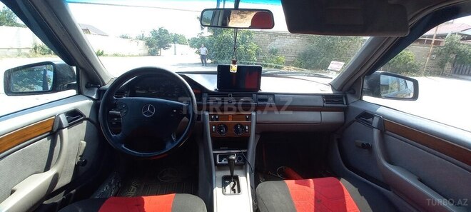 Mercedes 230 E-6