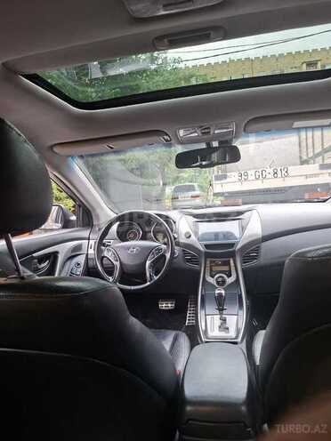 Hyundai Elantra-11