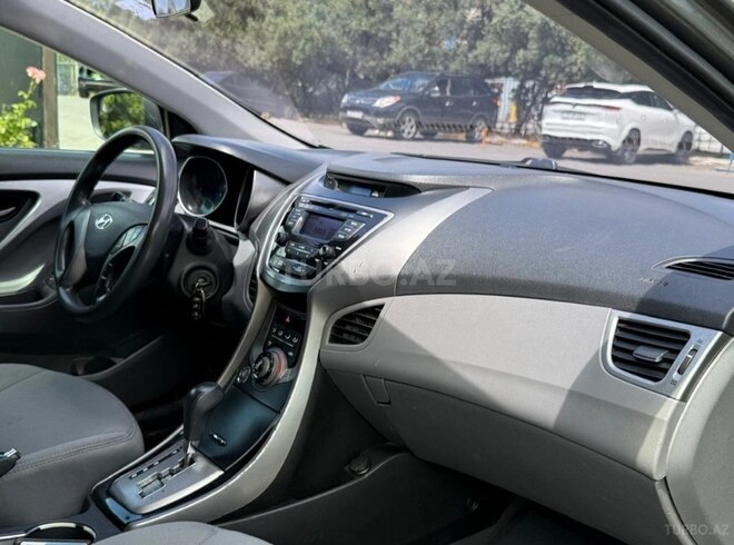 Hyundai Elantra-9